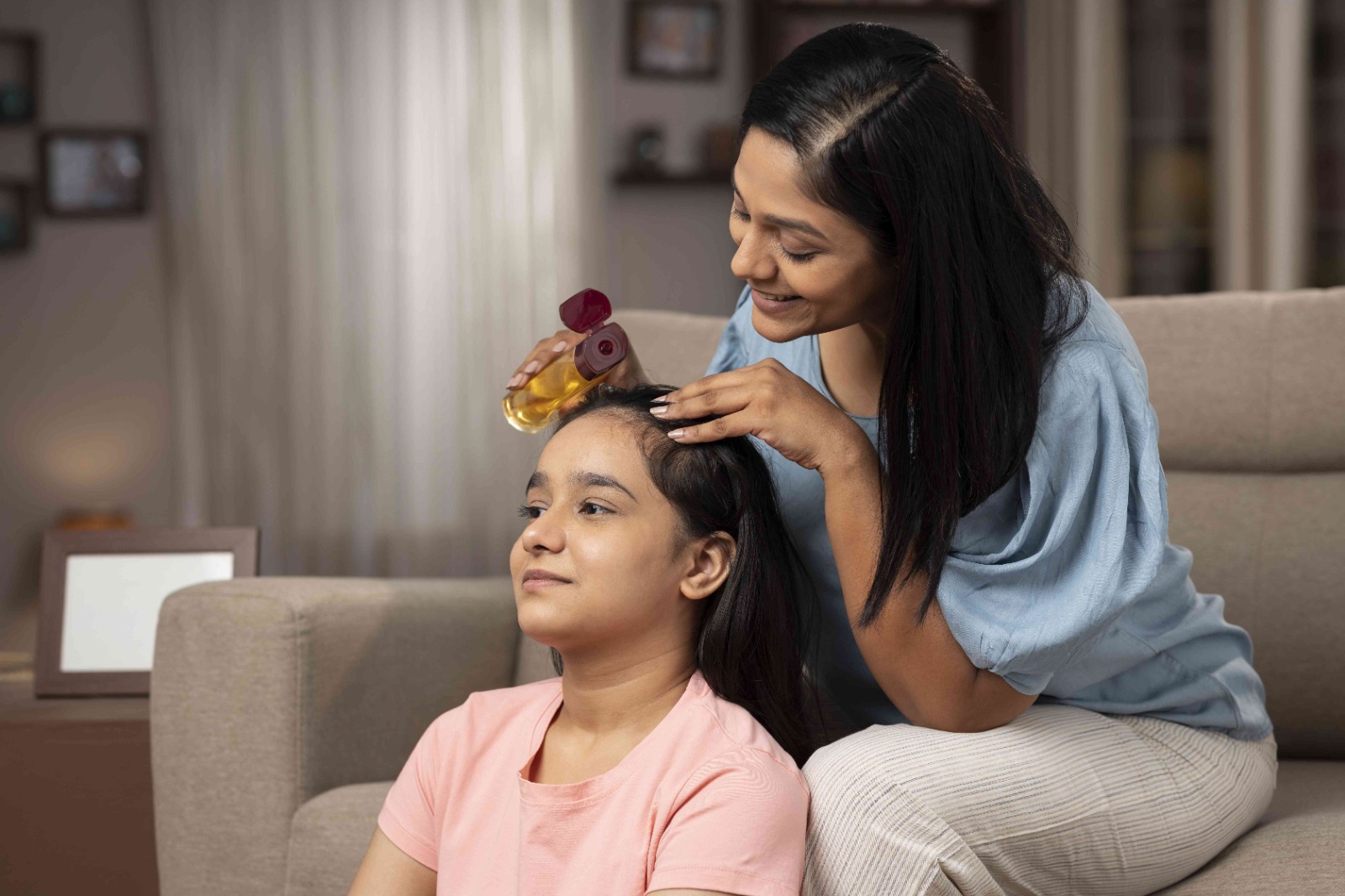 শুধু অভ্যন্তরীণ স্বাস্থ্যই নয়, ত্বক ও চুলের যত্নেও নারকেল তেল বহু বছর ধরে ঘরোয়া ওষুধ হিসেবে ব্যবহৃত হয়ে আসছে। শুষ্ক ত্বককে ময়েশ্চারাইজ করা, জ্বালা কমানো থেকে শুরু করে ত্বকের সুরক্ষা বাড়াতে এটি কার্যকর। চুলের গোড়া মজবুত করে চুল পড়া কমাতেও নারকেল তেলের তুলনা নেই। উজ্জ্বল ও স্বাস্থ্যকর চুল গঠনে এটি দীর্ঘদিন ধরে ব্যবহৃত হচ্ছে।